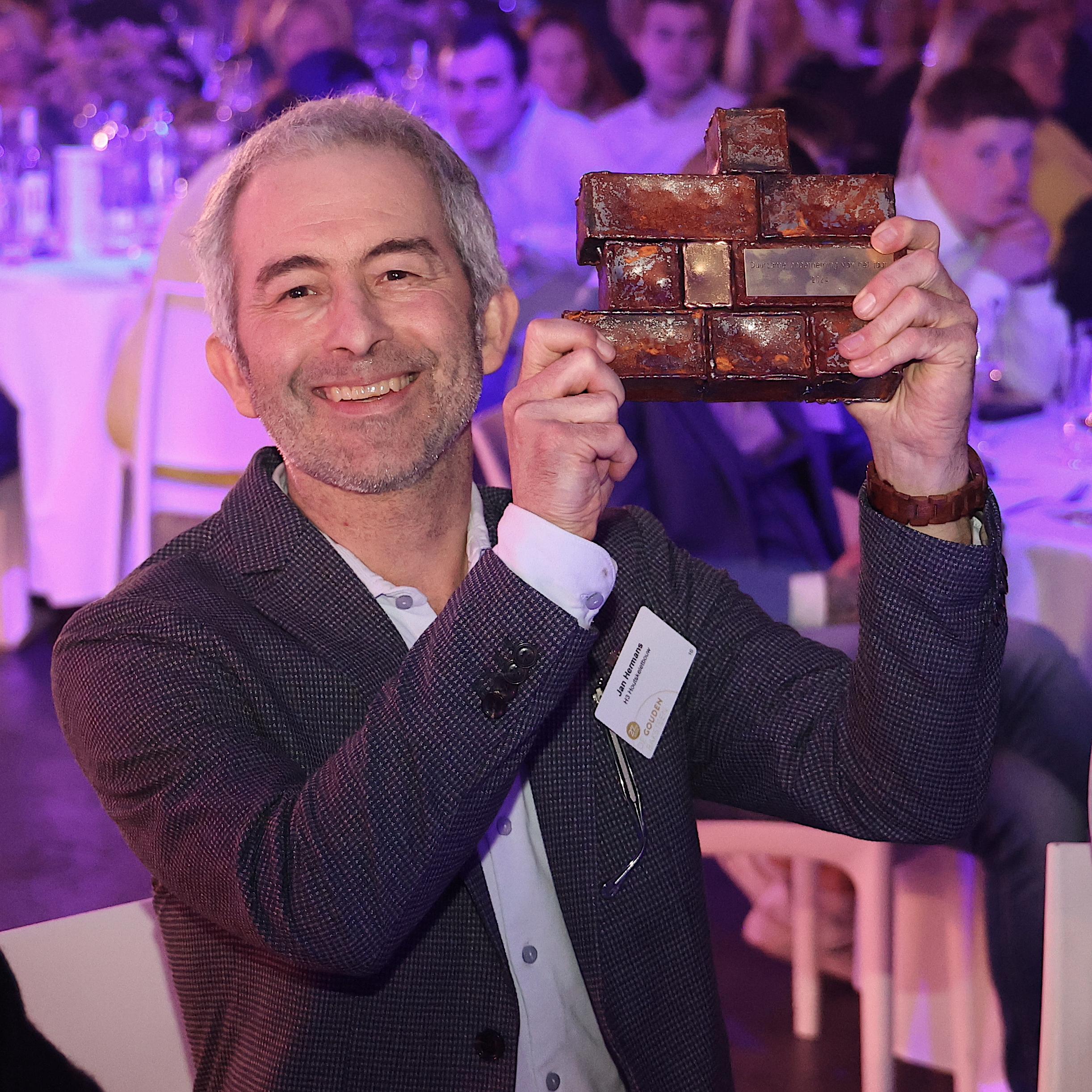 Jan Hermans van H3 houtskeletbouw met de award