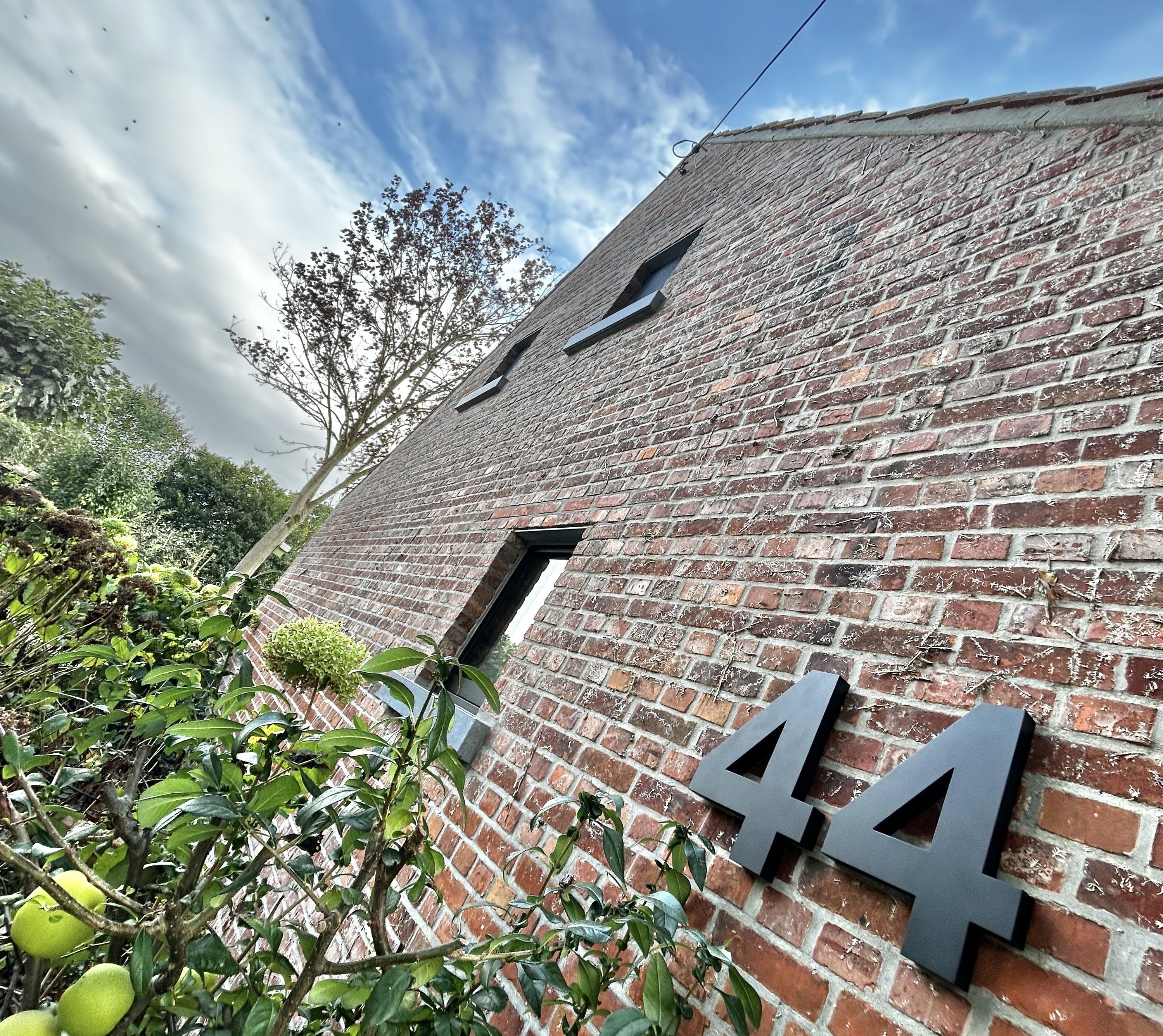 huisgevel aroma communicatie met huisnummer 44