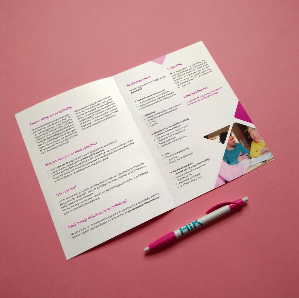 HIK huisstijl met folder, pen en gadget door aroma communicatie